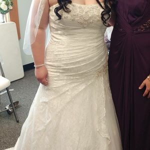 David’s Bridal A-line Lace Wedding Dress Size 16